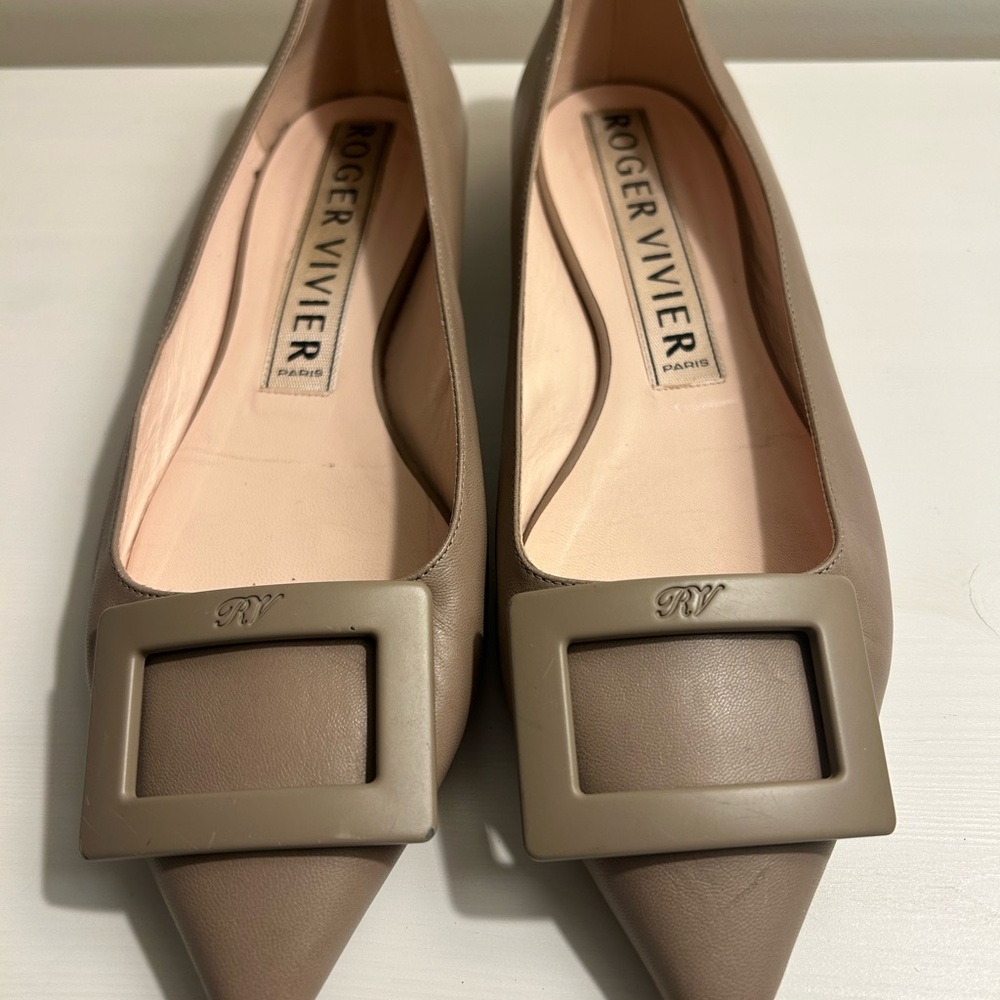 ROGER VIVIER
Gommettine Leather Buckle Ballerina Flats
$795